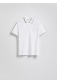 Reserved - Polo regular fit z wiskozą - biały. Typ kołnierza: polo. Kolor: biały. Materiał: wiskoza