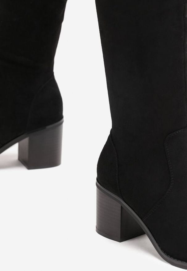 Renee - Czarne Kozaki na Klasycznym Słupku z Imitacji Zamszu Misokse. Okazja: na co dzień. Zapięcie: pasek. Kolor: czarny. Materiał: zamsz. Wzór: paski. Sezon: jesień, zima. Obcas: na słupku. Styl: klasyczny