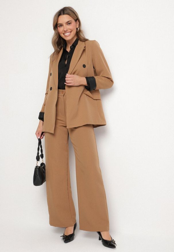 Born2be - Brązowa Marynarka Dwurzędowa z Ozdobnym Klapami Lorhiris. Okazja: na co dzień. Kolor: brązowy. Materiał: jeans. Styl: casual, klasyczny