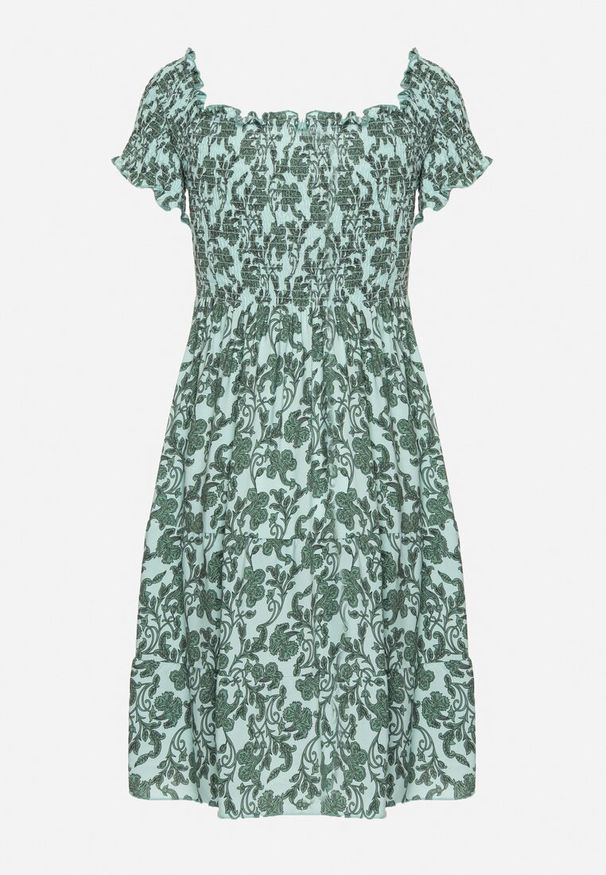 Born2be - Zielona Bawełniana Sukienka z Dekoltem Typu Hiszpanka i Lekką Falbanką Hannesia. Okazja: na co dzień. Typ kołnierza: dekolt hiszpanka. Kolor: zielony. Materiał: bawełna. Sezon: wiosna, lato. Styl: casual, elegancki. Długość: mini