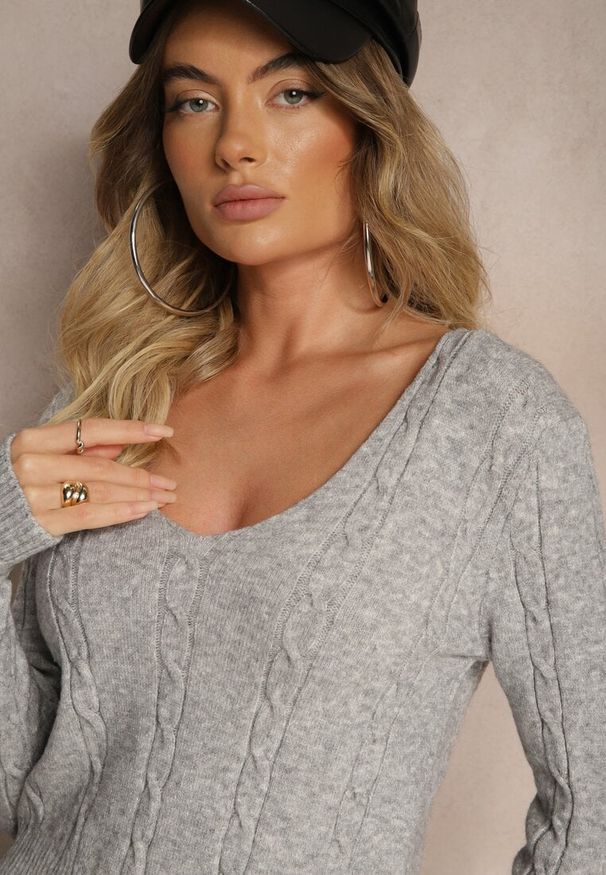 Renee - Szary Sweter z Ozdobnym Tłoczeniem i Trójkątnym Dekoltem Attenora. Okazja: na spotkanie biznesowe, do pracy, na co dzień. Kolor: szary. Materiał: jeans. Długość rękawa: długi rękaw. Długość: długie. Styl: elegancki, biznesowy, casual