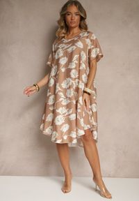 Renee - Ciemnobeżowa Sukienka Pudełkowa z Wiskozy w Kwiaty Aranolia. Okazja: na co dzień. Typ kołnierza: dekolt w serek. Kolor: beżowy. Materiał: wiskoza. Wzór: kwiaty. Typ sukienki: proste. Styl: elegancki, casual #5