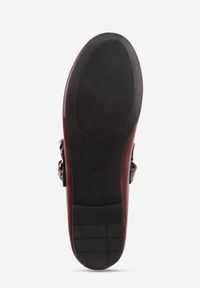 Renee - Bordowe Balerinki Vices w Rockowym Stylu z Paskami i Sprzączkami Kikirae. Okazja: na co dzień. Zapięcie: pasek. Kolor: czerwony. Materiał: skóra, jeans. Wzór: aplikacja. Styl: rockowy #7