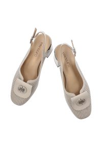 Czółenka damskie Vinceza, cholewka ze skóry naturalnej licowej z perforacją z broszką na eleganckim obcasie, beżowe, 99206. Okazja: na co dzień. Zapięcie: klamry. Kolor: beżowy. Szerokość cholewki: normalna. Wzór: aplikacja, ażurowy, geometria. Materiał: skóra. Obcas: na obcasie. Styl: elegancki. Wysokość obcasa: średni #4