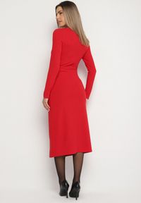Born2be - Czerwona Taliowana Sukienka Vices z Marszczeniem i Perełkami Adorre. Kolor: czerwony. Wzór: aplikacja. Styl: klasyczny, elegancki #5