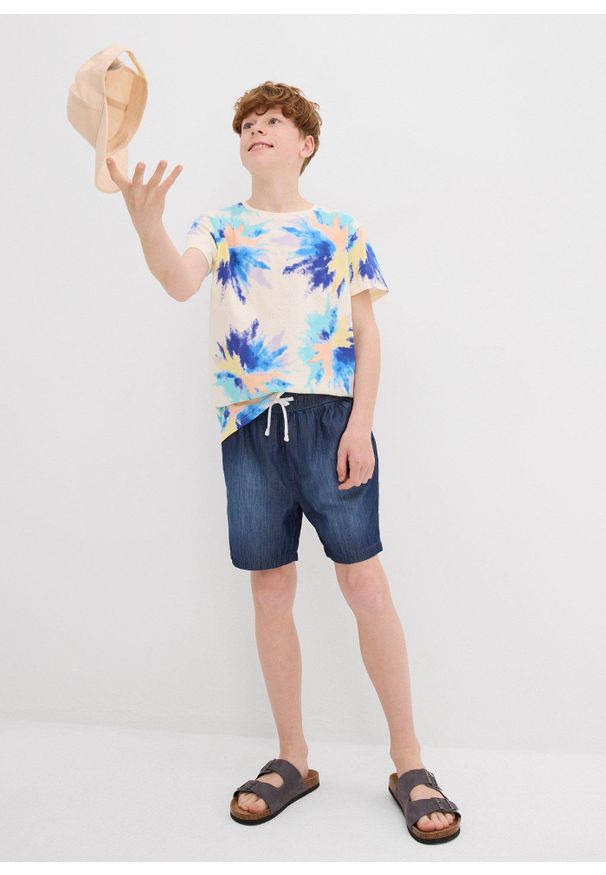 bonprix - Szorty dżinsowe z gumką w talii, Regular Fit, z bawełny organicznej. Kolor: niebieski. Sezon: lato