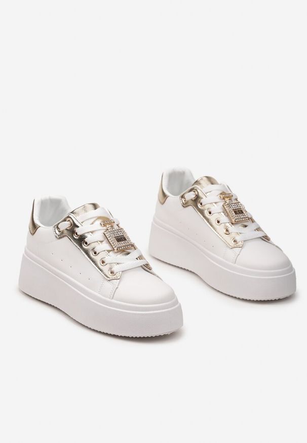 Renee - Biało-Złote Sneakersy z Metaliczną Zawieszką na Sznurówkach Ozdobioną Cyrkoniami Edosa. Okazja: na spacer. Kolor: biały. Wzór: aplikacja. Sport: turystyka piesza