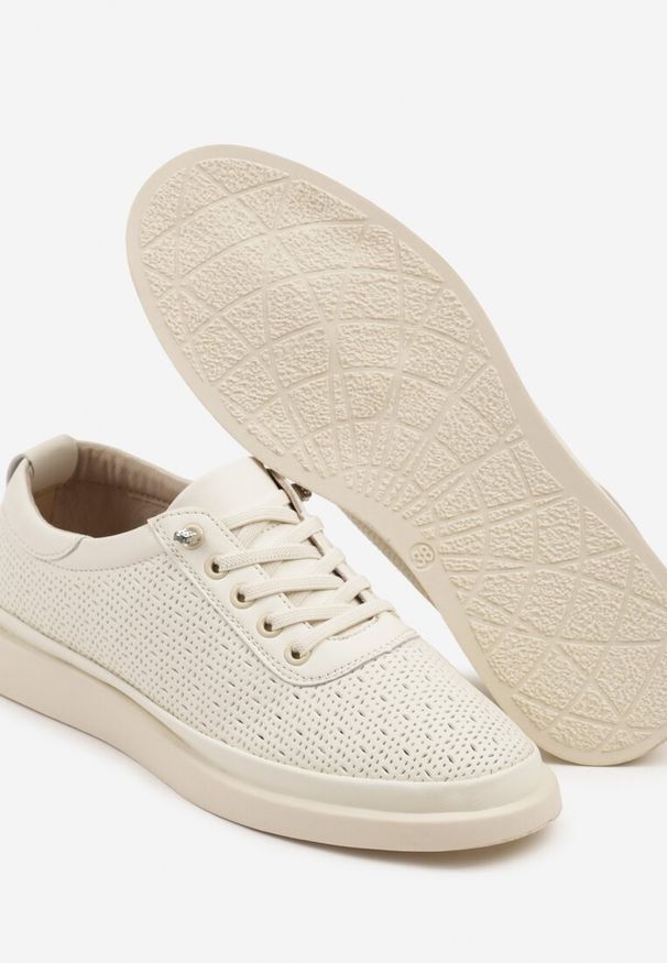 Renee - Beżowe Sneakersy Skórzane z Perforacją i Ozdobą Neorielina. Okazja: na co dzień. Kolor: beżowy. Materiał: skóra. Wzór: aplikacja