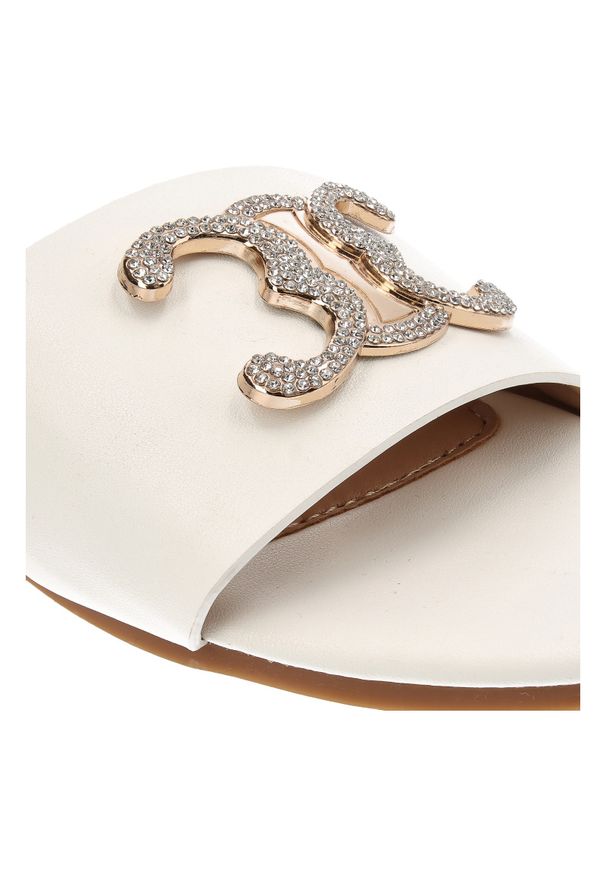 Białe Klapki Givana Stylowe Obuwie Damskie. Okazja: na spacer, na plażę. Kolor: biały. Materiał: skóra ekologiczna. Sezon: lato. Styl: elegancki