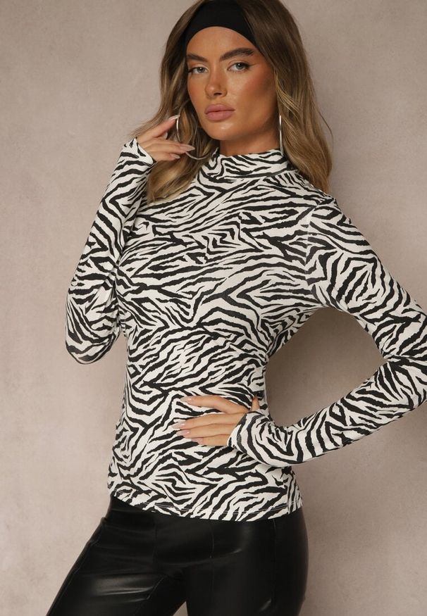 Renee - Czarno-Biała Bluzka z Bawełny Typu Longsleeve z Golfem w Zebrę Cralissa. Okazja: do pracy, na spotkanie biznesowe. Typ kołnierza: golf. Kolor: czarny. Materiał: bawełna. Długość rękawa: długi rękaw. Długość: długie. Wzór: motyw zwierzęcy. Styl: biznesowy, klasyczny