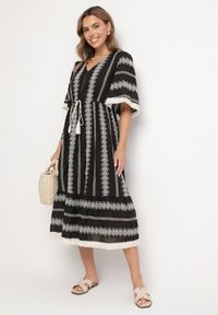 Born2be - Czarna Bawełniana Sukienka Boho o Rozkloszowanym Kroju z Wiązaniem i Haftem Korithira. Okazja: na spacer, na co dzień. Typ kołnierza: dekolt w serek. Kolor: czarny. Materiał: bawełna. Wzór: haft. Sezon: lato. Typ sukienki: rozkloszowane. Styl: boho #6