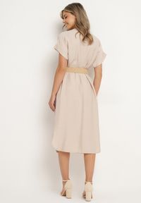 Born2be - Jasnobeżowa Wiskozowa Sukienka z Paskiem Ozdobionym Plecionką i Klamrą Mlevena. Typ kołnierza: dekolt w kształcie V. Kolekcja: plus size. Kolor: beżowy. Materiał: wiskoza. Długość rękawa: krótki rękaw. Wzór: aplikacja. Typ sukienki: dla puszystych. Styl: elegancki #3