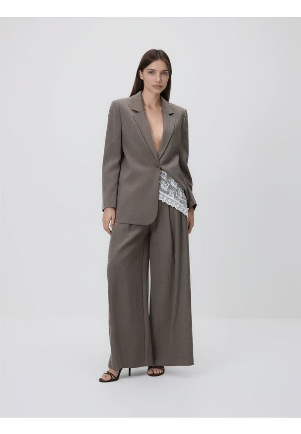 Reserved - Spodnie z wiskozą - beżowy. Kolor: beżowy. Materiał: wiskoza