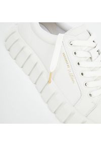 Wittchen - Damskie sneakersy ze skóry na grubej podeszwie. Okazja: do pracy, na spotkanie biznesowe, na co dzień. Nosek buta: okrągły. Kolor: biały, wielokolorowy, złoty. Materiał: skóra. Obcas: na platformie #4