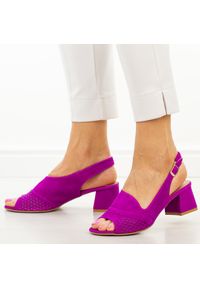 DEONI - Fuksja zamszowe skórzane Polskie sandały damskie na obcasie Deoni D405C. Okazja: na wesele, na ślub cywilny. Kolor: różowy. Materiał: skóra, zamsz. Sezon: wiosna, lato. Obcas: na obcasie. Styl: klasyczny, elegancki. Wysokość obcasa: średni #1