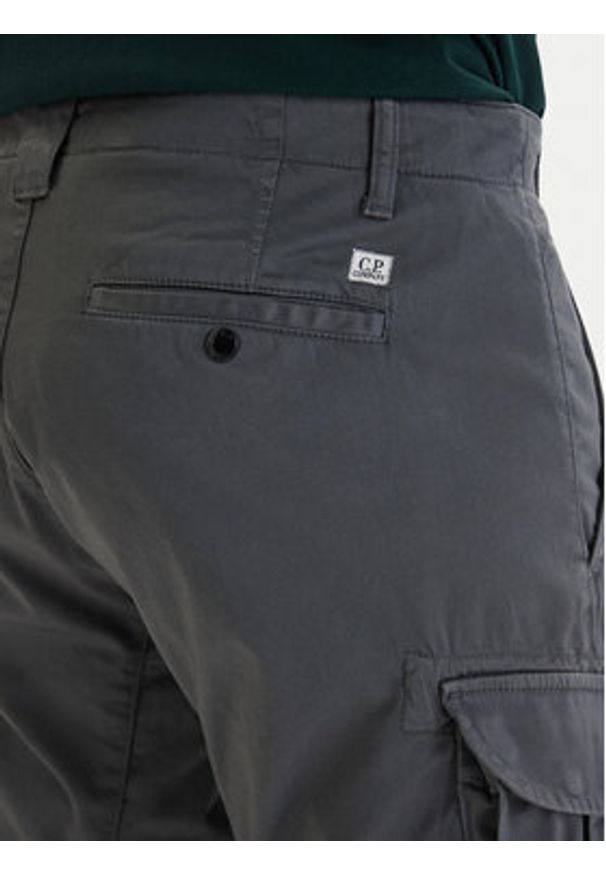 C.P. Company Szorty materiałowe 20CMBE746A005694G Szary Regular Fit. Kolor: szary. Materiał: bawełna