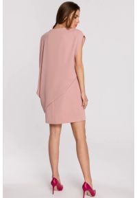 Sukienki.shop - Elegancka sukienka z asymetryczną falbaną drapowana różowa. Okazja: na komunię, na ślub cywilny, na wesele, na imprezę. Kolor: różowy. Typ sukienki: asymetryczne. Styl: elegancki #4