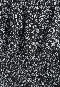 Born2be - Czarna Bawełniana Sukienka z Hiszpańskim Dekoltem i Marszczoną Górą w Kwiaty Samorea. Okazja: na co dzień. Kolor: czarny. Materiał: bawełna. Wzór: kwiaty. Styl: casual, elegancki #5