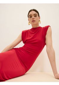 Reserved - Sukienka midi - czerwony. Kolor: czerwony. Materiał: dzianina. Wzór: gładki. Typ sukienki: proste. Długość: midi