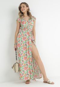 Born2be - Jasnozielona Sukienka Kopertowa z Gumką w Pasie w Kwiaty Pive. Typ kołnierza: kołnierz z falbankami. Kolor: zielony. Materiał: tkanina, wiskoza, materiał. Wzór: kwiaty. Typ sukienki: kopertowe. Długość: maxi #5