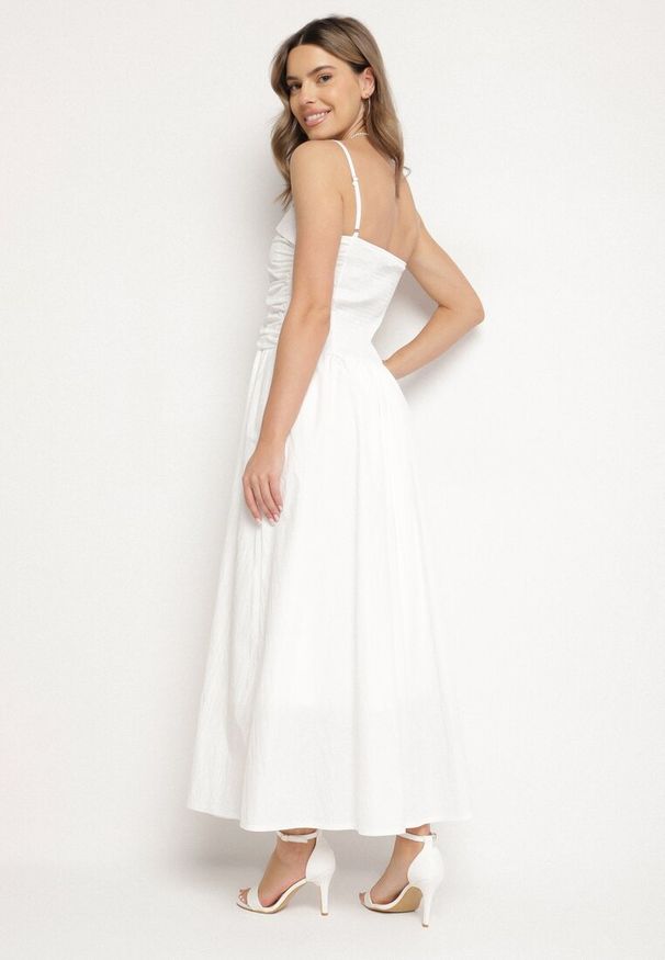 Born2be - Biała Wiskozowa Sukienka z Bawełną z Zakładką Atenavia. Okazja: na co dzień. Kolor: biały. Materiał: wiskoza, bawełna. Długość rękawa: na ramiączkach. Typ sukienki: proste. Styl: casual, klasyczny, elegancki