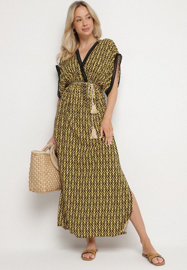 Born2be - Żółta Bawełniana Sukienka Rozkloszowana z Koronkowymi Wstawkami Laniwena. Kolor: żółty. Materiał: koronka, bawełna. Sezon: lato