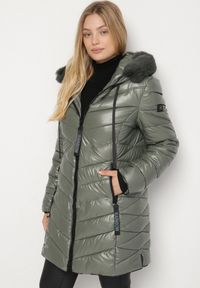 Born2be - Zielona Pikowana Kurtka z Kapturem z Futerkiem Zorria. Typ kołnierza: kaptur. Kolekcja: plus size. Kolor: zielony. Materiał: futro. Wzór: aplikacja