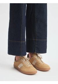 Ryłko - Beżowe sportowe półbuty damskie. Okazja: na co dzień. Nosek buta: okrągły. Zapięcie: zamek. Kolor: beżowy. Materiał: skóra, welur. Szerokość cholewki: normalna. Obcas: na obcasie. Styl: sportowy #1