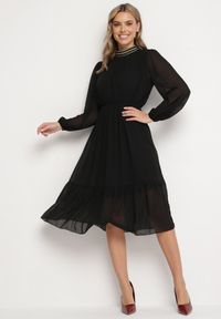 Born2be - Czarna Sukienka z Gumką w Talii Ozdobiona Aplikacjami przy Dekolcie Lilirae. Kolor: czarny. Wzór: aplikacja. Sezon: wiosna, lato. Styl: elegancki #1