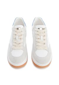 Wittchen - Damskie sneakersy skórzane ze wstawką z motywem zwierzęcym biało-niebieskie. Nosek buta: okrągły. Kolor: niebieski, biały, wielokolorowy. Materiał: skóra. Wzór: motyw zwierzęcy. Obcas: na platformie. Sport: turystyka piesza #2