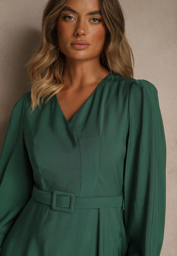 Renee - Zielona Rozkloszowana Sukienka z Wiskozy z Paskiem ze Sprzączką Orille. Okazja: na randkę. Typ kołnierza: dekolt w serek. Kolor: zielony. Materiał: wiskoza. Długość rękawa: długi rękaw