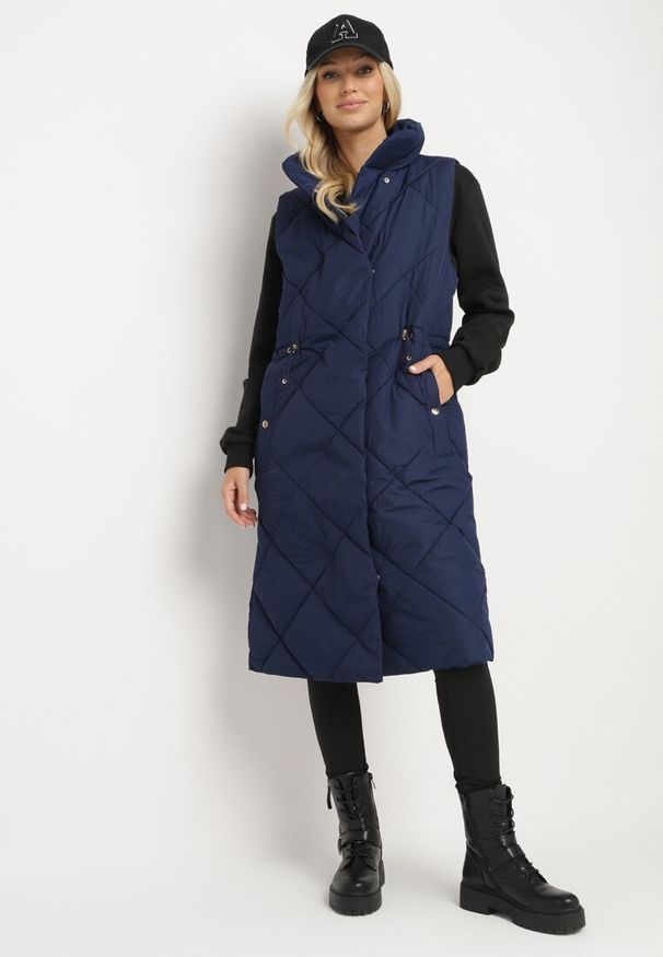 Born2be - Granatowa Pikowana Kamizelka o Długim Kroju ze Stójką i Kieszeniami Avatheia. Okazja: na co dzień. Typ kołnierza: kołnierzyk stójkowy. Kolor: niebieski. Materiał: jeans. Długość: długie. Wzór: aplikacja. Styl: klasyczny, casual, elegancki