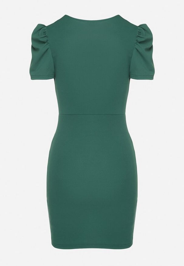 Born2be - Zielona Dopasowana Sukienka z Kopertowym Dekoltem Hallimea. Okazja: na imprezę. Typ kołnierza: dekolt kopertowy. Kolor: zielony. Wzór: aplikacja. Typ sukienki: kopertowe. Styl: klasyczny, elegancki