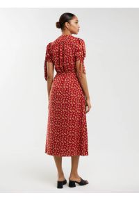 Big-Star - Sukienka damska midi z wiskozy z motywem kwiatowym czerwona Paregi 603. Okazja: na co dzień, na spacer. Typ kołnierza: dekolt w kształcie V. Kolor: czerwony. Wzór: kwiaty. Materiał: wiskoza. Długość rękawa: krótki rękaw. Sezon: wiosna. Styl: casual, elegancki. Długość: midi #4