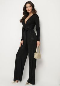 Born2be - Czarny Kopertowy Kombinezon z Wiskozą Zdobiony Wiązanym Paskiem Nalissa. Okazja: na co dzień. Kolor: czarny. Materiał: wiskoza. Długość: długie. Wzór: aplikacja. Styl: elegancki, casual #4