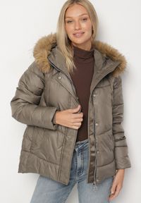 Born2be - Ciemnozielona Pikowana Kurtka o Trapezowym Kroju z Kapturem z Futrem Lanarela. Okazja: na co dzień. Typ kołnierza: kaptur. Kolor: zielony. Materiał: futro. Styl: casual, elegancki