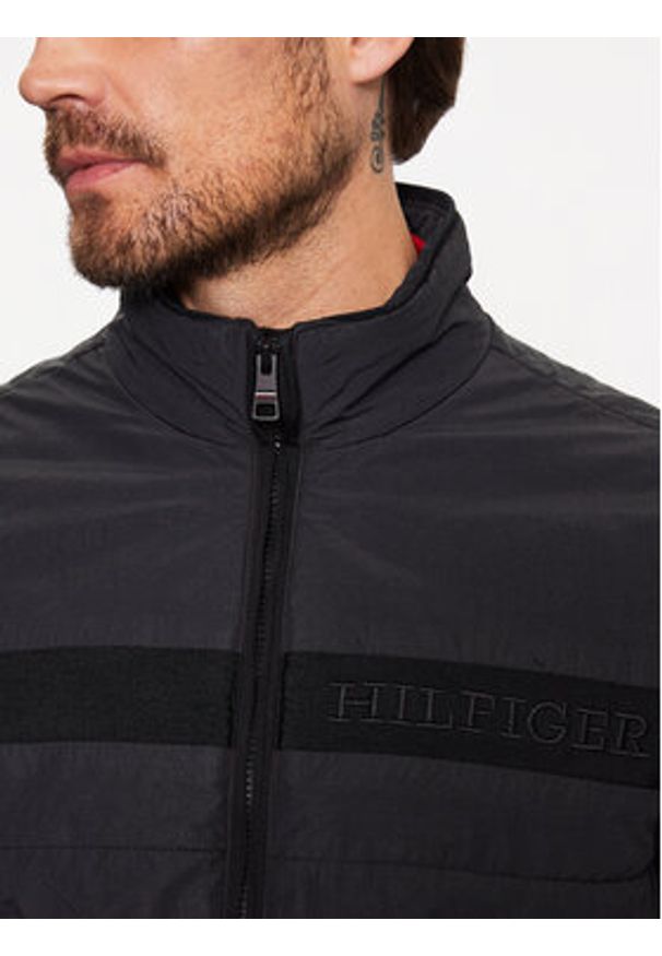 TOMMY HILFIGER - Tommy Hilfiger Kurtka przejściowa MW0MW31638 Czarny Regular Fit. Kolor: czarny. Materiał: syntetyk