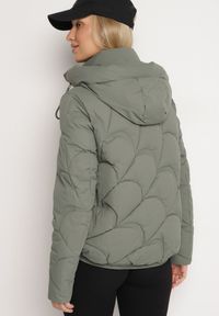 Born2be - Ciemnozielona Pikowana Kurtka o Pudełkowym Kroju z Kapturem i Ściągaczami Selizola. Okazja: na spacer. Typ kołnierza: kaptur. Kolor: zielony. Materiał: skóra, jeans. Styl: sportowy #3