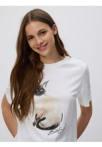 Reserved - T-shirt z nadrukiem - złamana biel. Materiał: bawełna. Wzór: nadruk