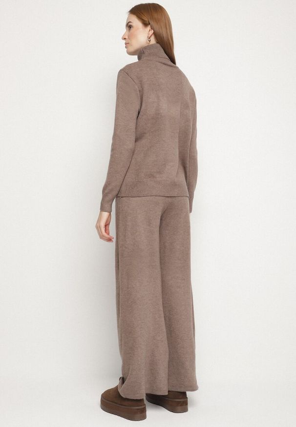 Born2be - Ciemnobeżowy Dzianinowy Komplet z Wełną i Bawełną Spodnie i Sweter z Golfem Errele. Kolor: beżowy. Materiał: dzianina, bawełna, wełna