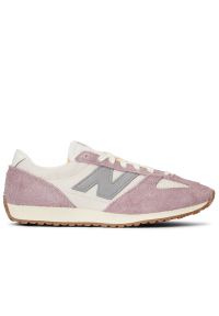 Buty New Balance U471AL - różowe. Kolor: różowy. Materiał: skóra, guma, zamsz. Szerokość cholewki: normalna. Wzór: jodełka