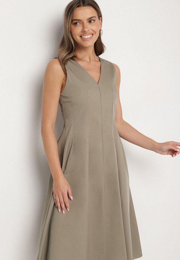 Born2be - Jasnozielona Sukienka o Rozkloszowanym Kroju z Dekoltem w Serek Alifia. Okazja: na co dzień, na spacer, na imprezę. Typ kołnierza: dekolt w serek. Kolor: zielony. Długość rękawa: bez rękawów. Typ sukienki: proste, rozkloszowane. Styl: klasyczny, casual