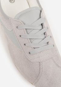 Born2be - Szare Sneakersy z Imitacji Zamszu w Stylu Kultowych Tenisówek Aelliana. Okazja: na co dzień. Kolor: szary. Materiał: zamsz. Szerokość cholewki: normalna #9