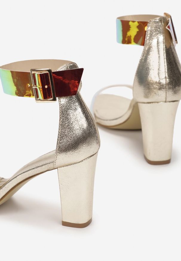 Born2be - Złote Sandały Selestite. Nosek buta: otwarty. Zapięcie: klamry. Kolor: złoty. Wzór: aplikacja, paski. Sezon: lato. Obcas: na obcasie. Wysokość obcasa: wysoki