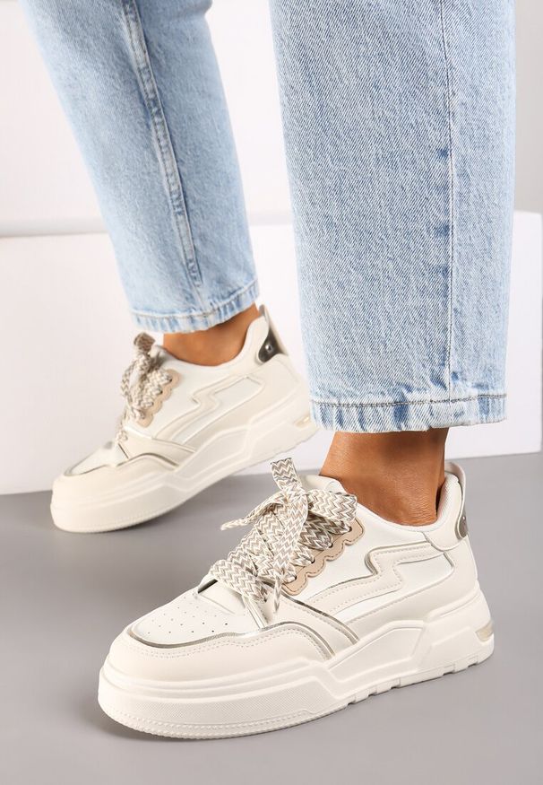 Renee - Beżowe Sneakersy z Przeszyciami i Grubą Podeszwą Berinela. Nosek buta: okrągły. Zapięcie: sznurówki. Kolor: beżowy. Materiał: materiał. Obcas: na obcasie. Wysokość obcasa: niski