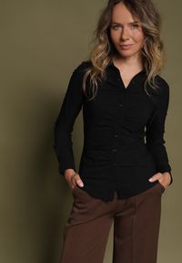 Born2be - Czarna Koszula z Bawełną Ozdobiona Marszczeniem Anixe. Okazja: na spotkanie biznesowe, na co dzień. Kolor: czarny. Materiał: bawełna. Wzór: aplikacja. Styl: klasyczny, biznesowy, casual, elegancki