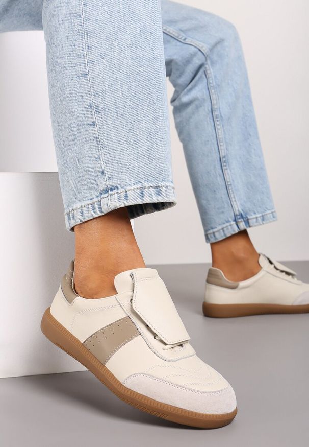 Born2be - Beżowe Płaskie Skórzane Sneakersy z Ozdobną Zamszową Wstawką Milivia. Nosek buta: okrągły. Zapięcie: sznurówki. Kolor: beżowy. Materiał: zamsz, skóra