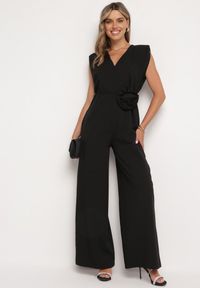 Born2be - Czarny Wiązany Kombinezon z Prostymi Nogawkami i Wiskozą oraz Kwiatową Aplikacją Dimenna. Kolor: czarny. Materiał: wiskoza. Wzór: aplikacja, kwiaty. Styl: elegancki #6
