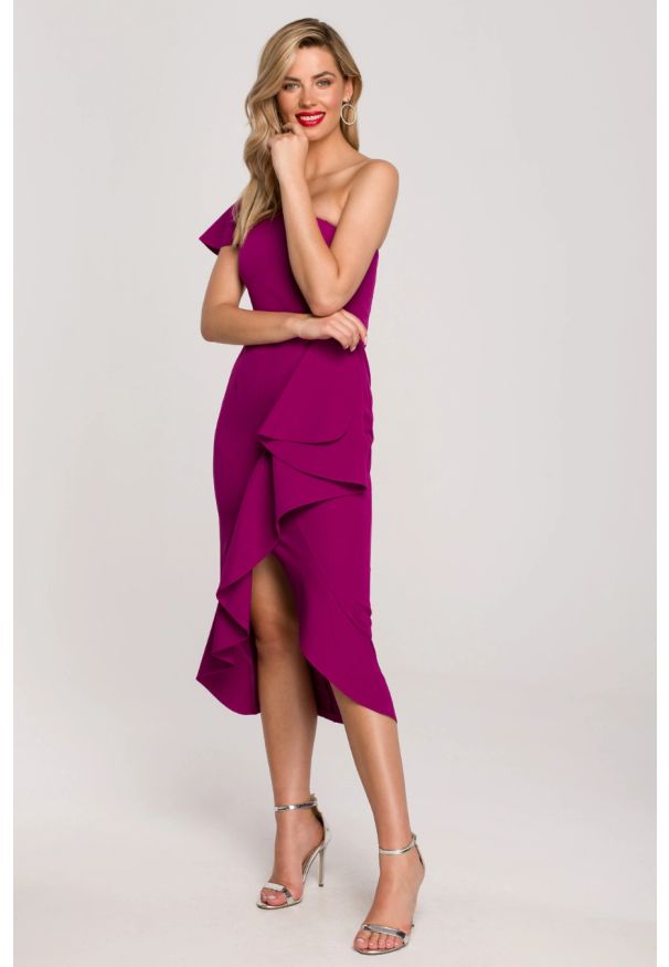 Makover - Koktajlowa sukienka na jedno ramię ołówkowa z falbaną fiolet. Okazja: na ślub cywilny, na wesele, na imprezę. Kolor: fioletowy. Typ sukienki: ołówkowe. Styl: wizytowy