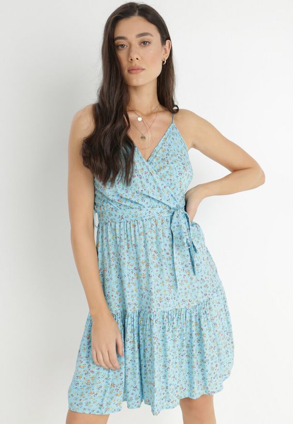 Born2be - Niebieska Sukienka z Wiskozy Eudaia. Typ kołnierza: dekolt kopertowy. Kolor: niebieski. Wzór: aplikacja, kwiaty. Typ sukienki: rozkloszowane, kopertowe. Materiał: wiskoza. Długość rękawa: na ramiączkach. Sezon: lato. Styl: wakacyjny. Długość: mini